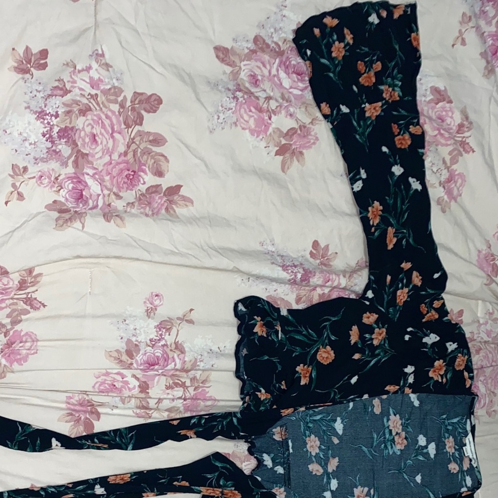 Cute floral crop top ! Amazing for summer time !